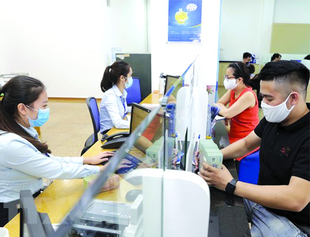 企業在銀行辦理貸款手續。