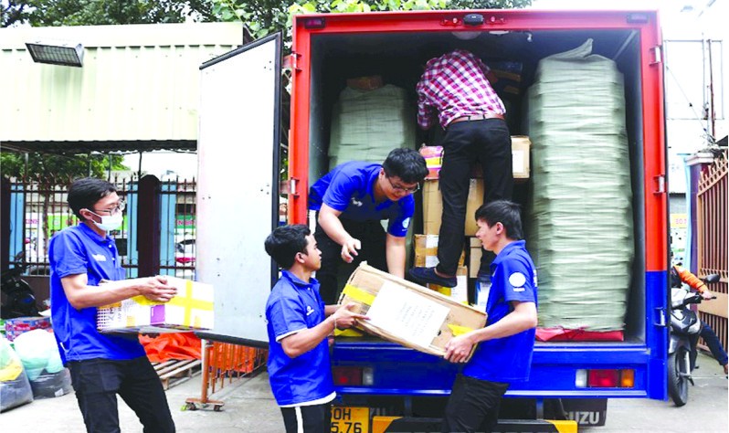 近 20 噸物品移交中部災民