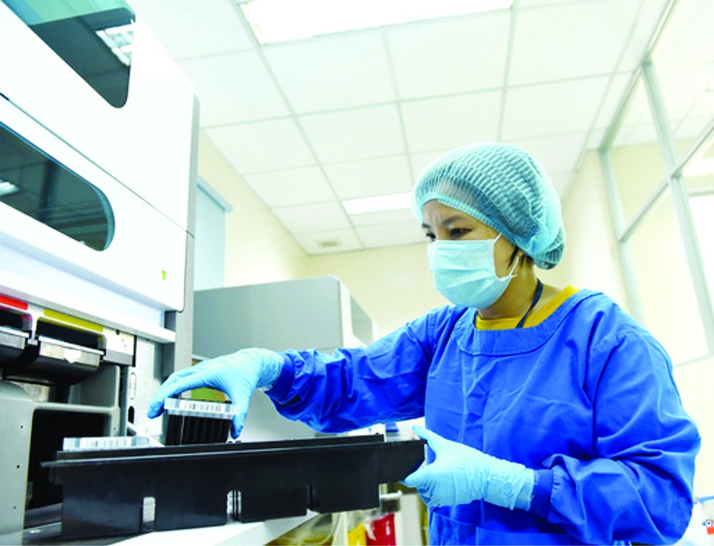 本市某醫院人員進行病毒檢測。