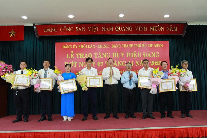 向黨員頒授黨齡紀念章