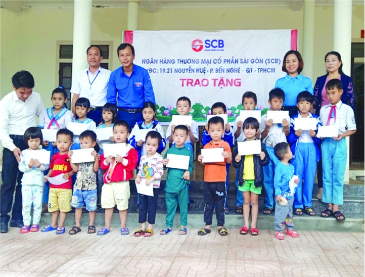 SCB銀行代表贈送禮物給河靖省學生。