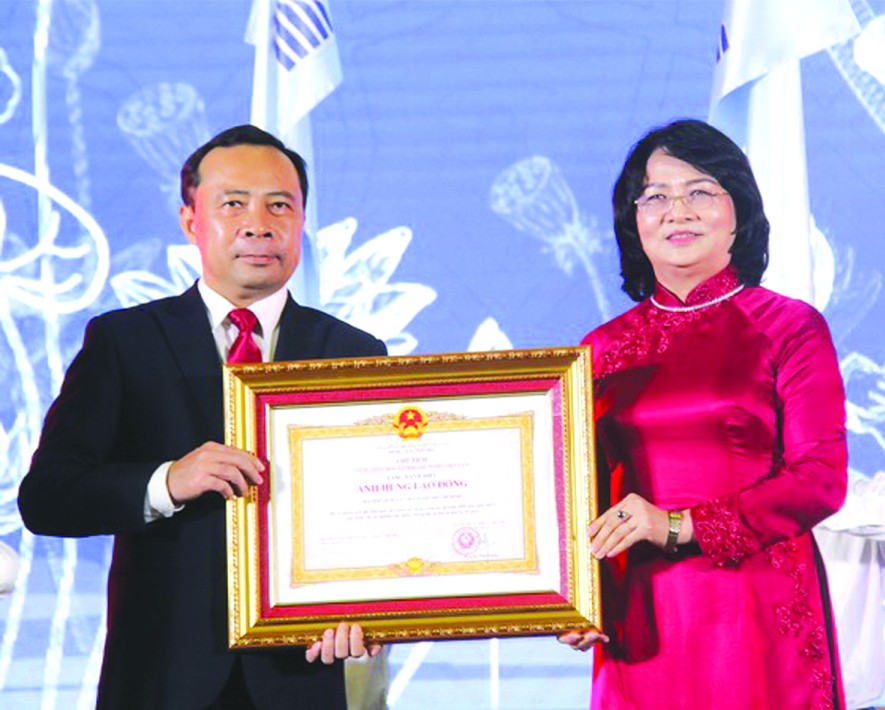 市國立大學迎接革新時期勞動英雄稱號。