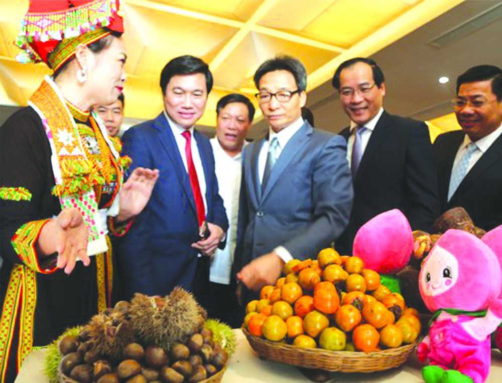 武德膽副總理參觀各地方推介的特產。