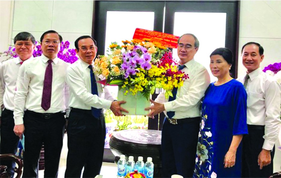 市委書記阮文年贈送鮮花給阮善仁同志。