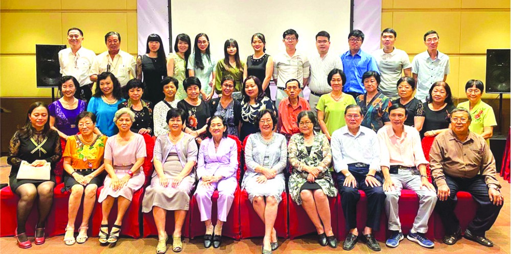 全體校委、老師與熱心教育人士合照。