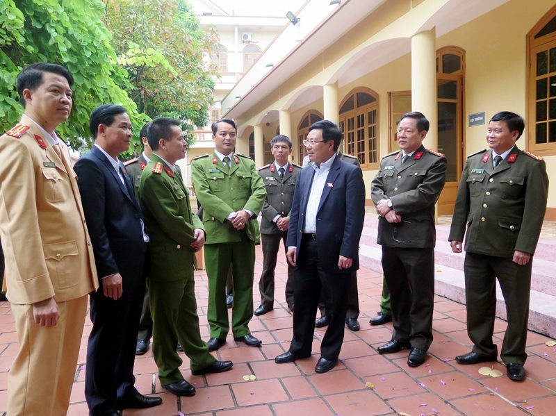 黨中央政治局委員、政府副總理、外交部長、太原省國會代表范平明昨(20)日與該省公安幹部、戰士選民舉行專題接觸。