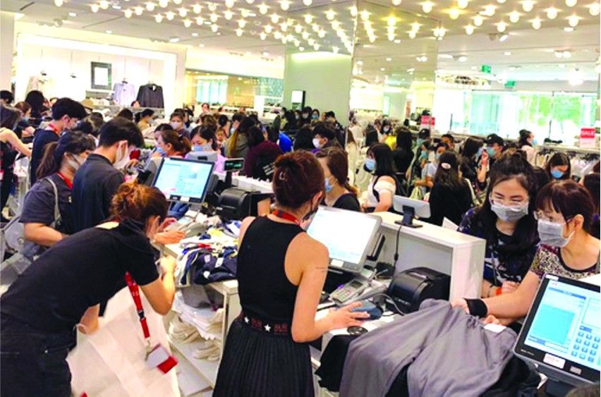 昨(27)日清早，很多人湧入第一郡商業中心以購買促銷商品。