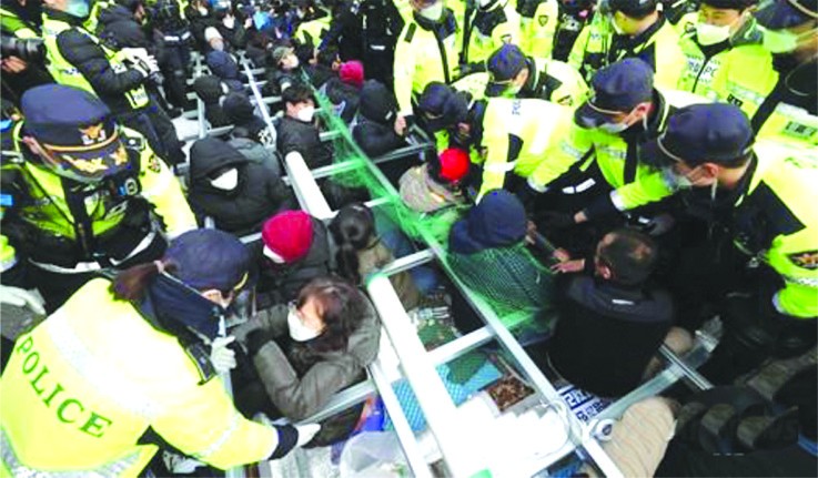 居民和警察發生衝突。