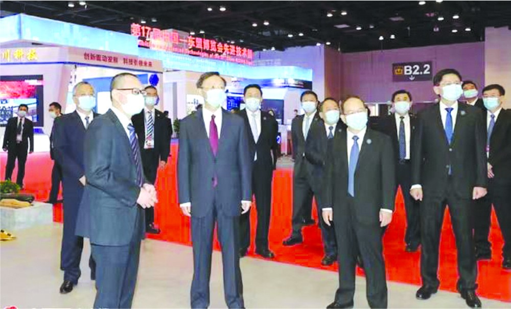 楊潔篪在廣西領導陪同下巡視博覽會展館。