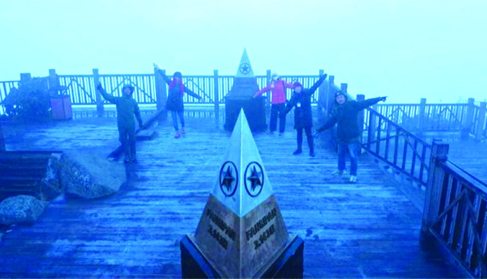 在沙巴市的街道及上落石級出現一層薄薄的冰，番西邦峰頂的木材地板也出現上述現象。