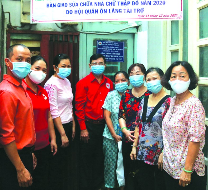 溫陵會館理事吳麗株(左三)與有關部門代表參加溫情屋移交儀式。