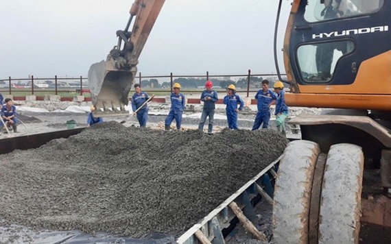 新山一國際航空港跑道整飭工程正施工第一階段的最後項目。