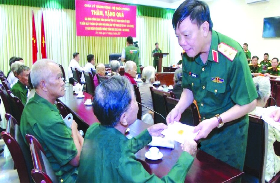 值越南人民軍建軍日76週年(1944.12.22-2020.12.22)紀念，以越南人民軍副總參謀長吳明進中將為團長的中央軍委、國防部工作團日前已在西寧省舉行多項感恩及動員幹部戰士的活動。