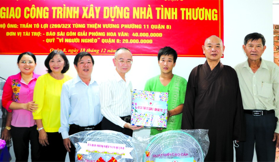 范興主任(左四)與地方領導向陳蘇利(右三) 贈送禮物。