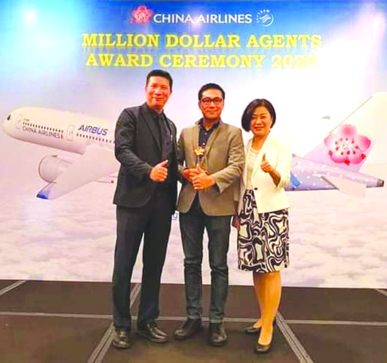 陳僑漢總經理(中)獲「百萬美元 票務代理商」獎項。