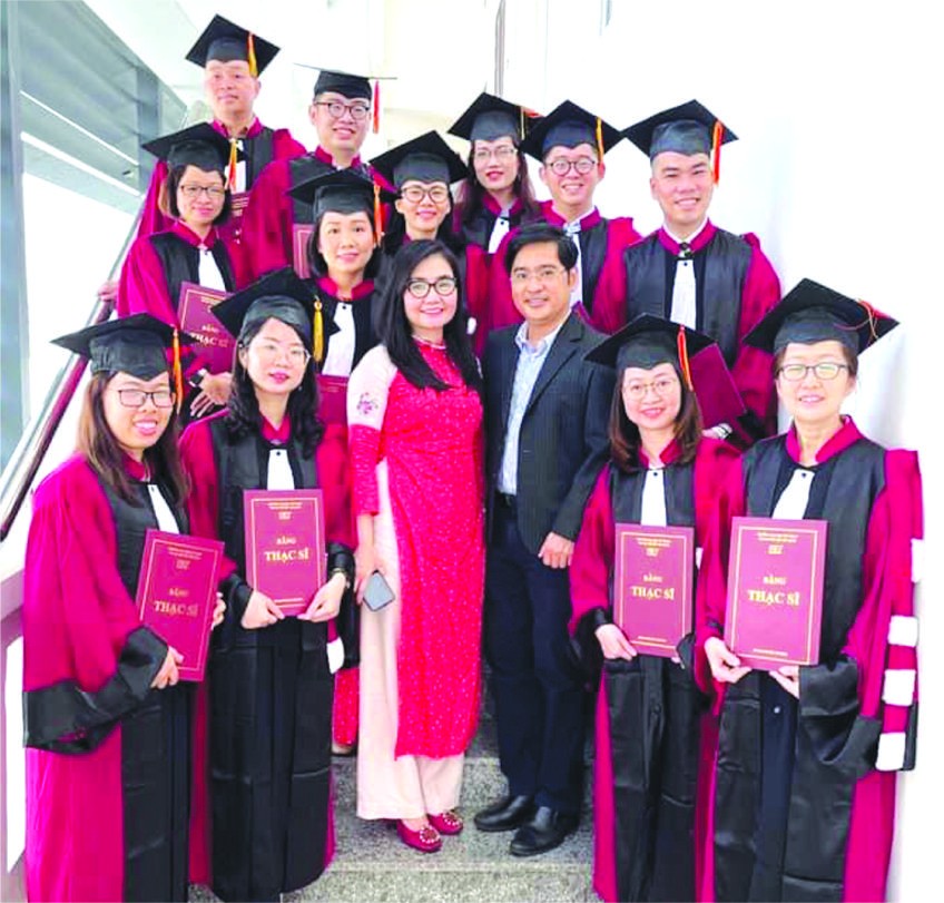 〔本報消息〕市師範大學於昨(8)日舉行碩士、博士班開學暨畢業典禮。