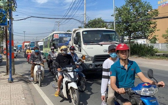 2021-2025年階段,市交通部門將集中解決第二郡桔萊港區域的堵車問題。圖為 阮維貞街堵車場景。