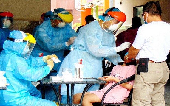 醫護人員正對隔離區域居民採樣以檢測 新冠肺炎病毒。