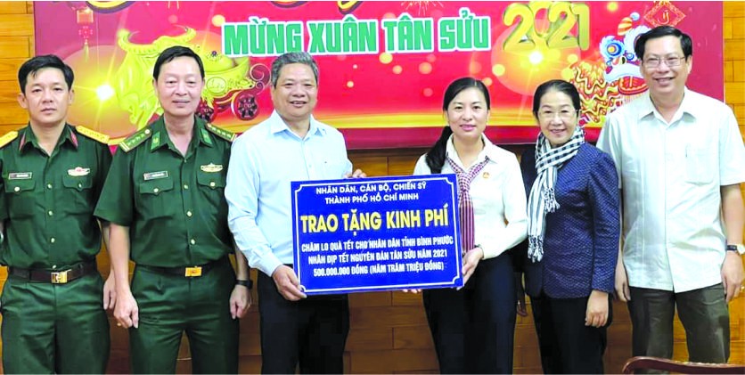 潘嬌清香同志(右三)贊助平福省歲暮濟貧活動5億元。