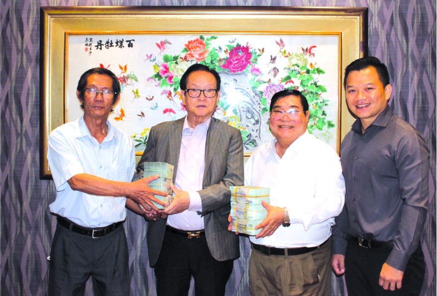 萬盛發集團代表張豐裕(左二)向二府會館 和建築單位代表移交第三期捐款。