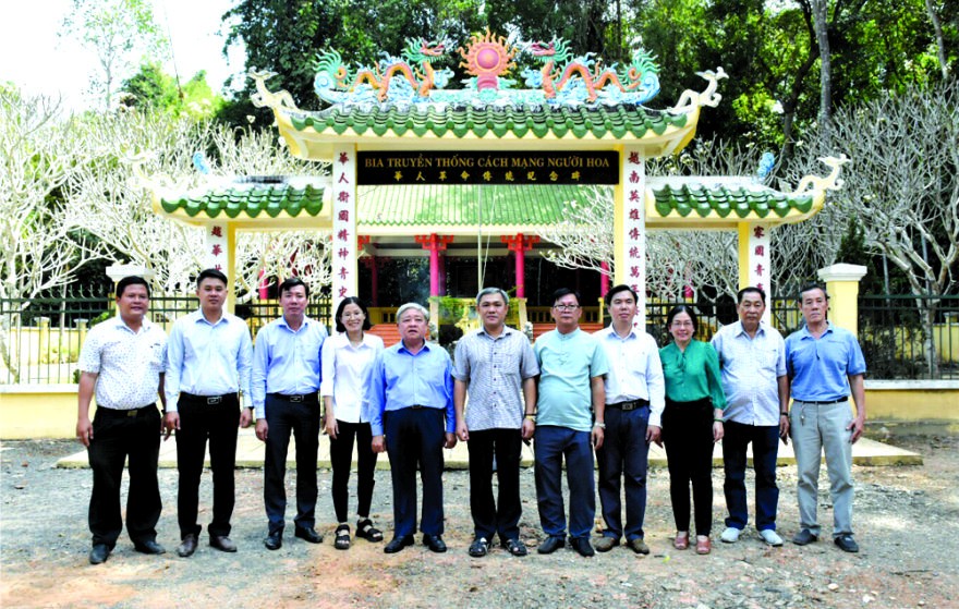 昨(26)日，市民族處由該處主任黃文鴻玉率領，包括本報、穗城、義安、二府、海南、崇正、溫陵、福安會館等代表和陪同團一行人前往西寧中央南方局華人革命傳統紀念碑。