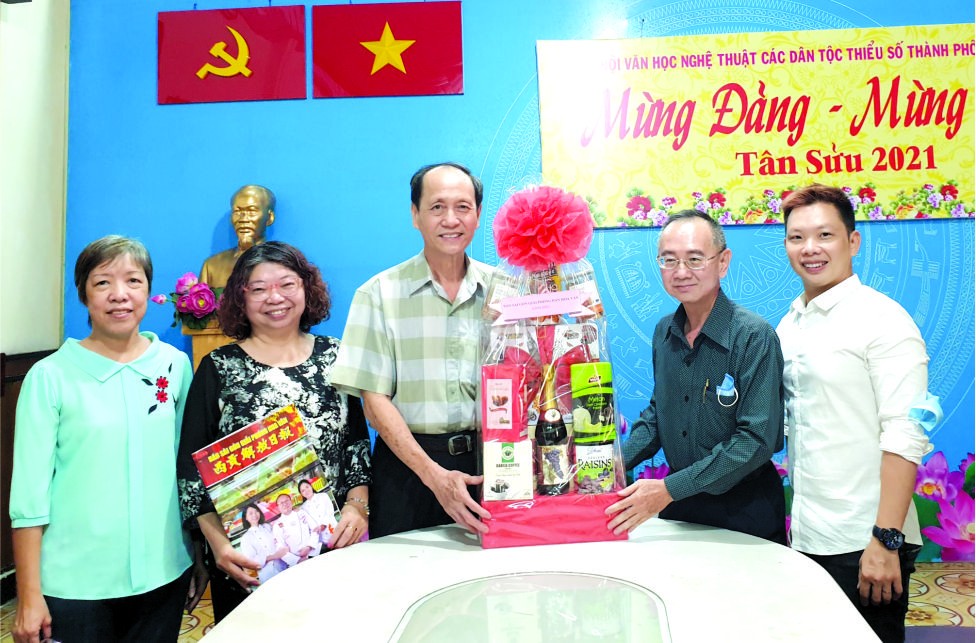 本報與市各少數民族文學藝術協會領導合影。