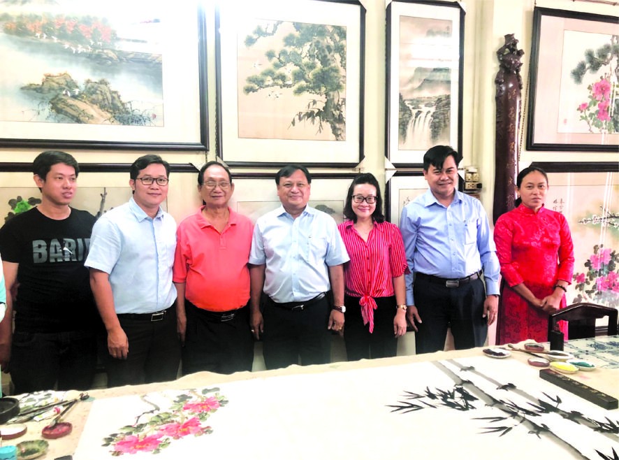 人民藝人張漢明(左三)與郡領導及學生合照。