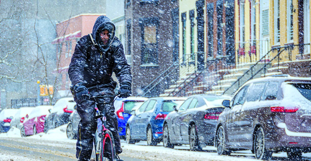 紐約市民雪中出行。