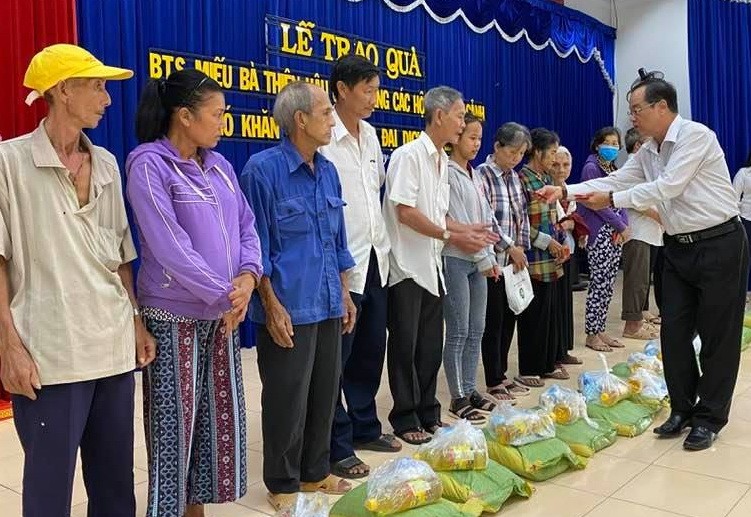 理事會代表派禮物給窮人。