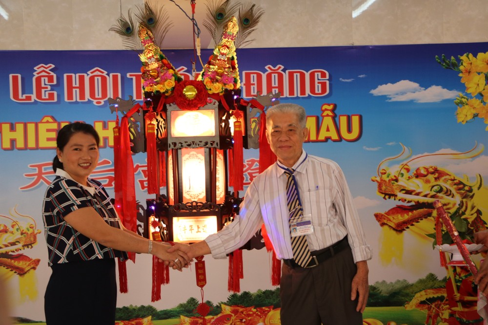 平陽省新天后宮競投聖燈籌得逾 36 億元 ảnh 1