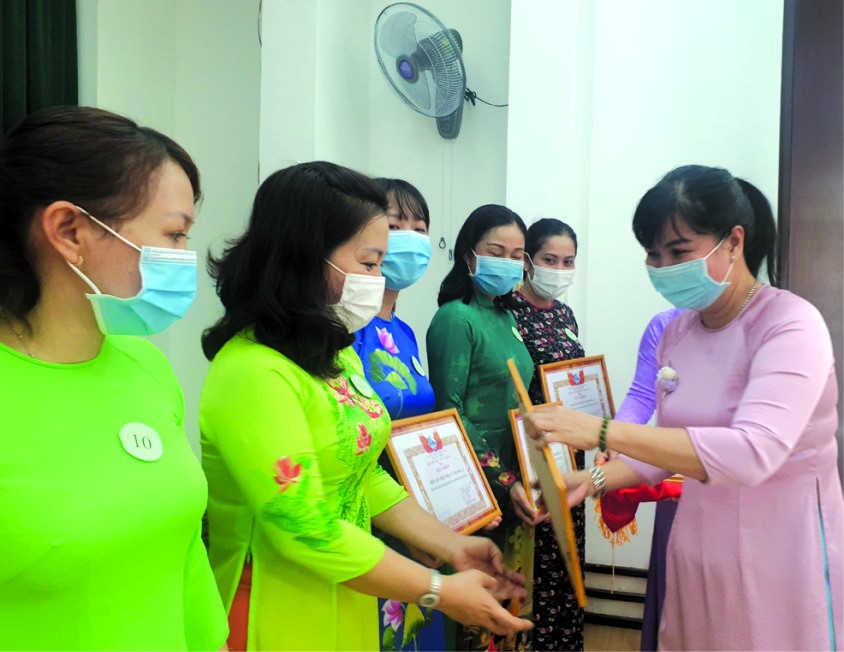 第五郡婦聯會主席陳氏雪幸獎勵出色集體。