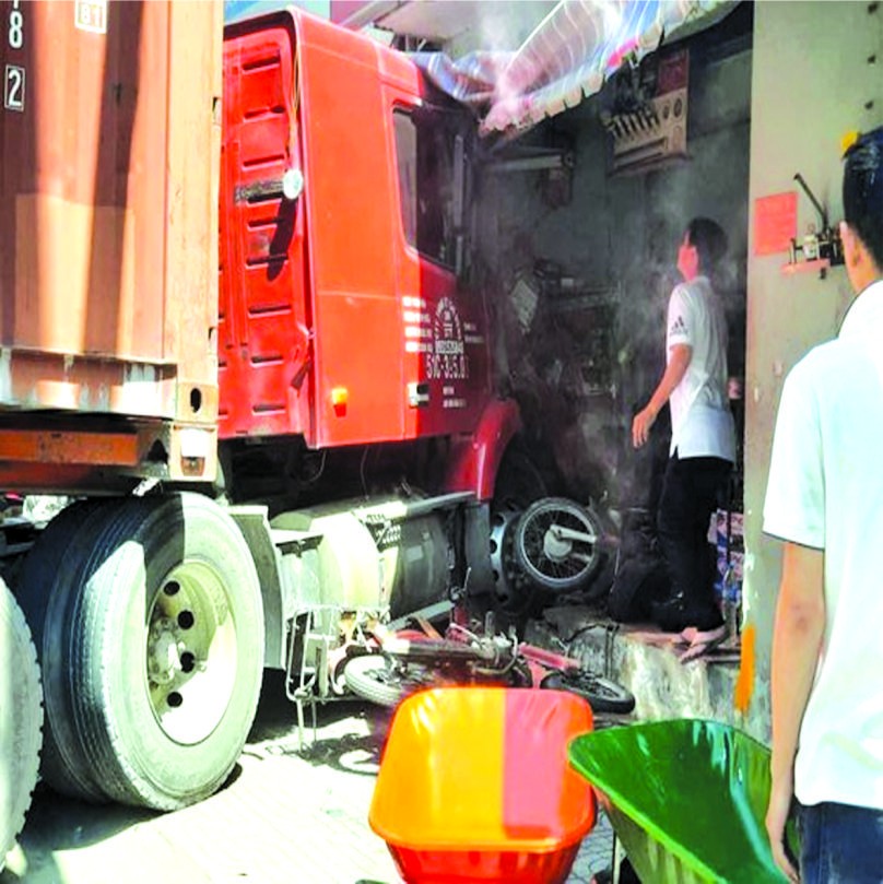 集裝箱車撞民房致１人死