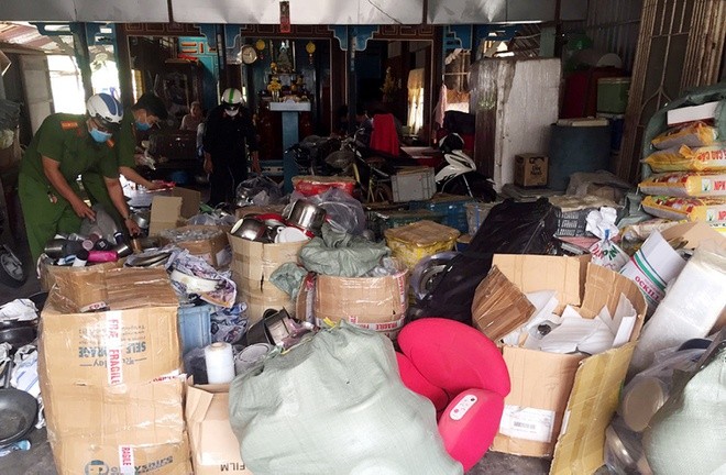 在搜查過程中，公安力量查獲1140多件產品以及無發票和憑證的逾1.3噸外產商品。