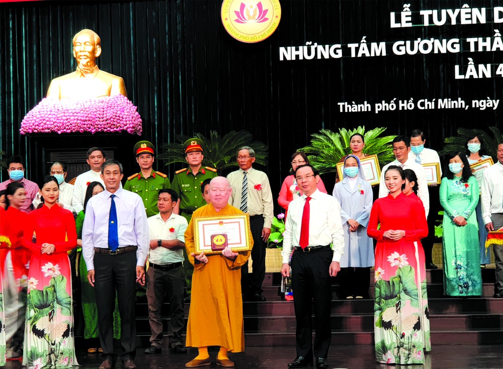 市委書記阮文年頒發獎狀給釋惟鎮法師。