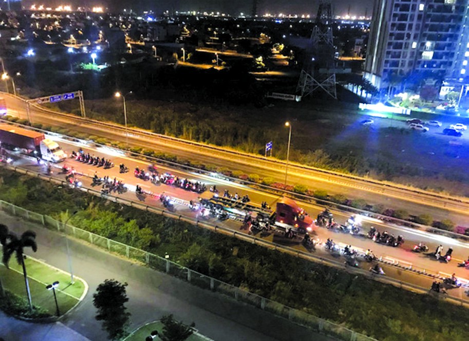 昨(19)日凌晨，來自各地的上百名“飆車族”聚集，並把途經守德市的本市-隆城-油曳高速公路路段攔截，然後騎車轟油門在路上狂飆。