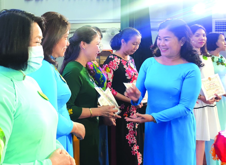 第五郡勞動聯團主席黎氏碧幸向女職工 頒發模範獎。