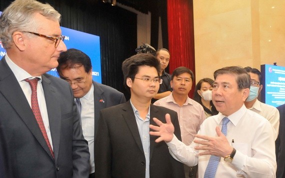 市人委會主席阮成鋒在投資工作小組活動總結會議上與代表們交換意見。