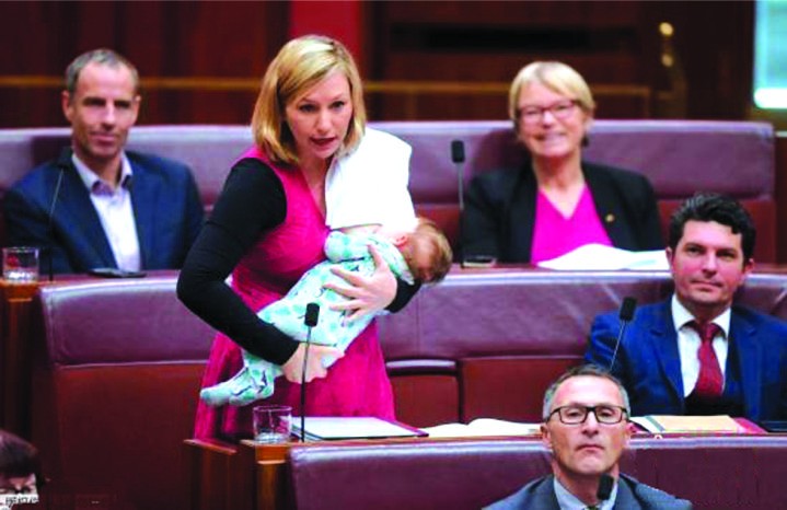 2017年，澳大利亞綠黨參議員沃特斯創造了歷史，成為在議會中首位母乳餵養的女性
