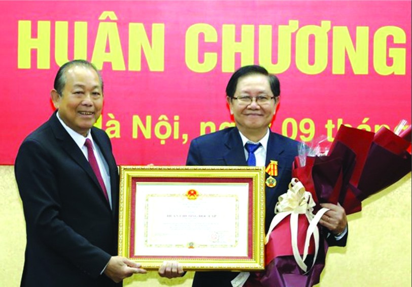 政府常務副總理張和平昨向第十二屆黨中央原委員、內務部原部長、中央組織部原副部長黎永新頒授二等獨立勳章。