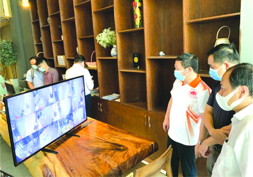 市人委會副主席楊英德率領工作團檢查本市有收費的新冠肺炎隔離酒店。