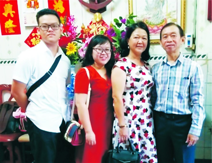 退休幹部梁鴻德溫馨全家福。