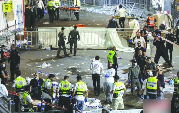 踩踏事件發生後，工作人員在現場維護秩序。