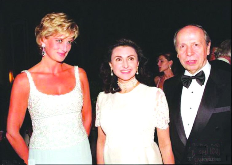 戴安娜王妃（左一）。