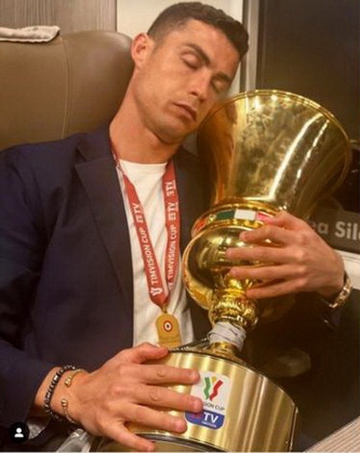 Ｃ羅曬照抱著獎盃打盹