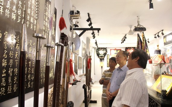 黃志民師傅（右一）向來賓介紹“傳承閣”文物。