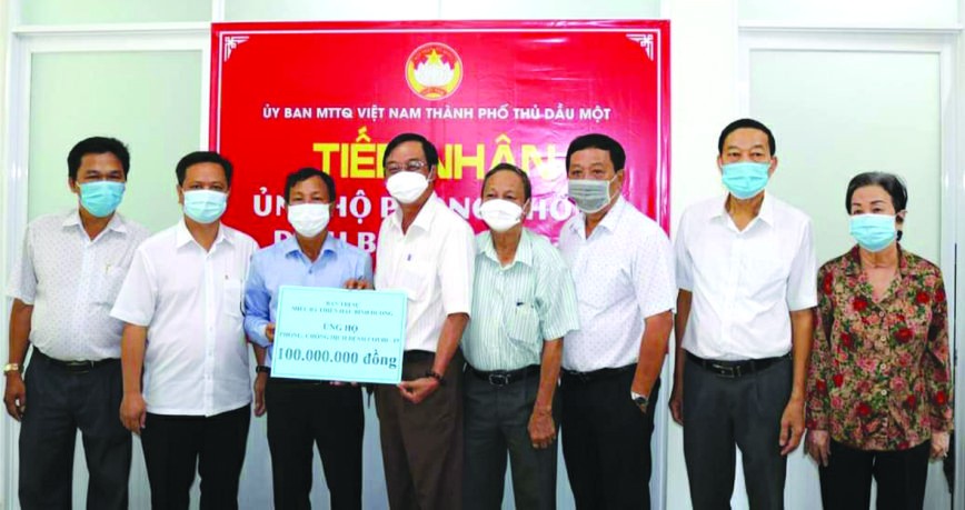 土龍木天后宮理事樂捐善款予土龍木市祖國陣線委員會。