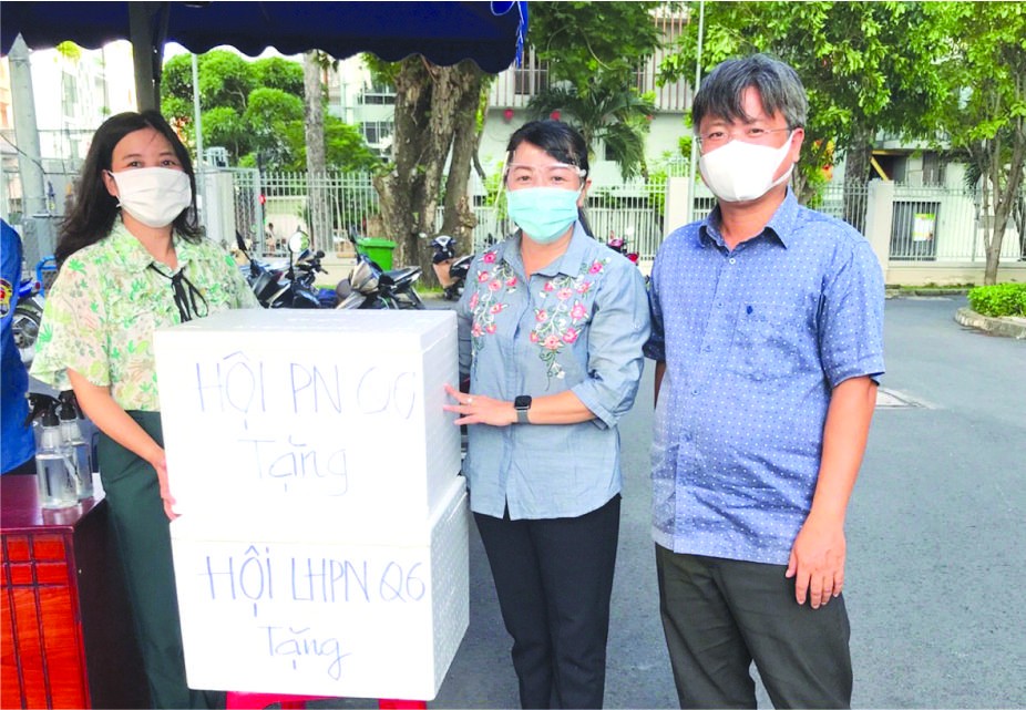 第八郡向隔離區居民送溫情 ảnh 1