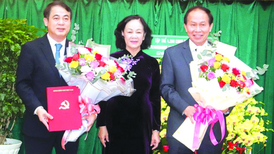 黨中央政治局委員、中央組織部部長張氏梅昨(3)日上午在後江省省委辦事處頒授黨中央政治局的幹部工作《決定》。