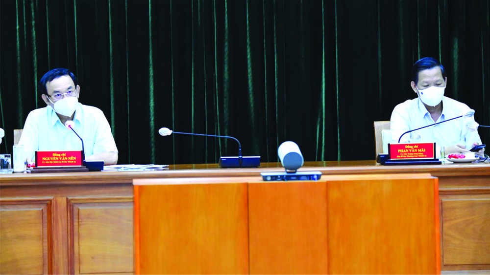 市委書記阮文年與市委常務副書記潘文邁出席會議。