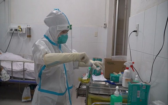 大水鑊醫院醫護人員為危重症新冠患者治療。